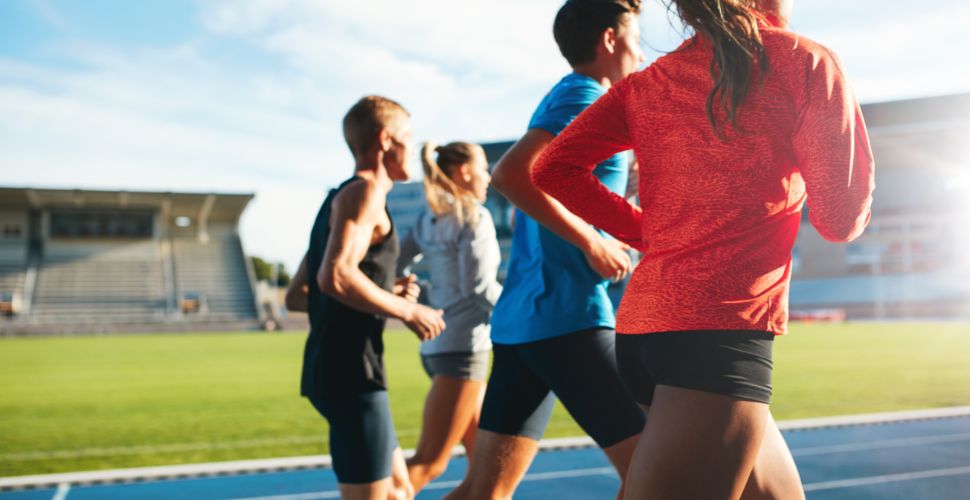 corriendo en pista de atletismo